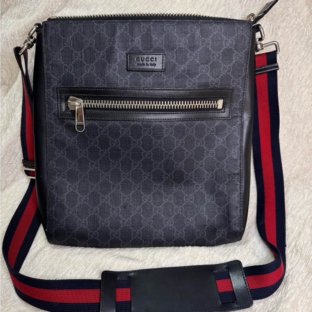 GUCCI GG SUPREME BLACK
MONOGRAM WEB FLAT MESSENGER
BAG